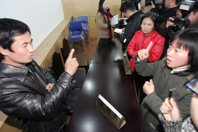 聾啞人打官司咋開庭? 高新區(qū)法院花錢請(qǐng)倆&ldquo;手語翻譯&rdquo;